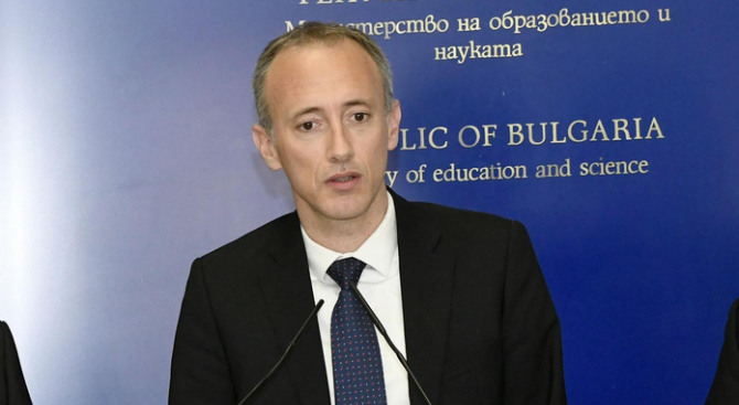 Вълчев: МОН ще обучава учители в българските неделни училища в чужбина