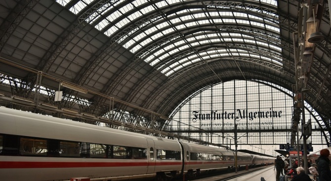 Мъж бутна 8-годишно дете под влак в Германия