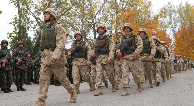 Завърнаха се военнослужещите от първия български военен контингент, участвал в небойната мисия на НАТО в Ирак