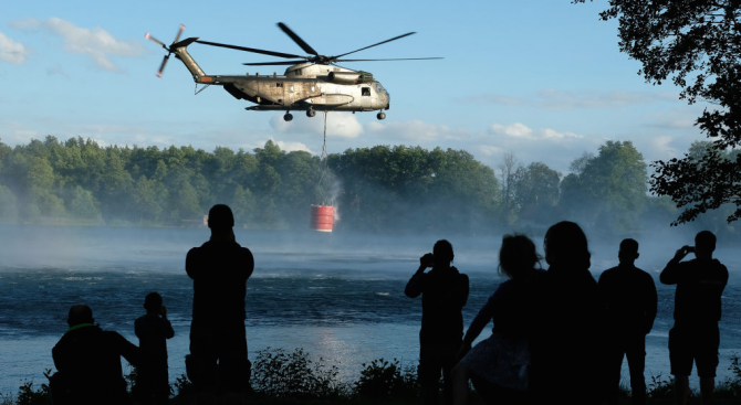 Военни самолети и хеликоптери се включват с борбата с пожарите в Сибир