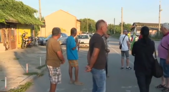 Собствениците на прасета блокираха пътя между Ямбол и Сливен