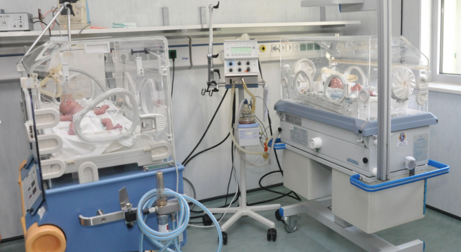 Болницата в Добрич получи високотехнологичен транспортен кувьоз за бебета