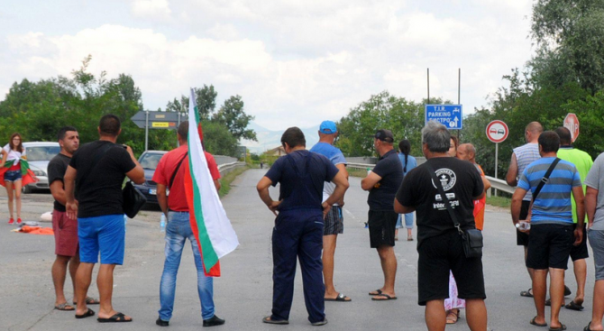 Областният управител на Сливен разговаря с протестиращите край с. Крушаре