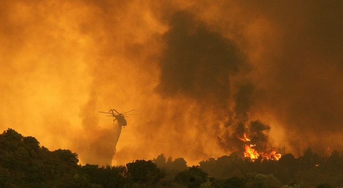 Бързоразстващ се пожар гори на остров в близост до Пелопонес