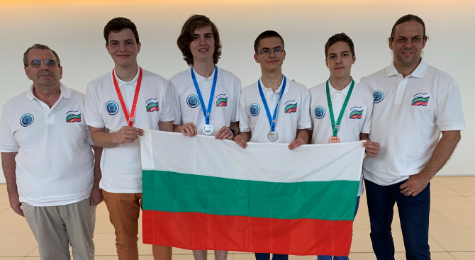 С четири медала се завръща българският отбор по международна олимпиада по информатика