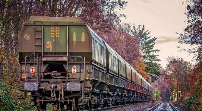 Товарен влак пламна между Белово и Костенец