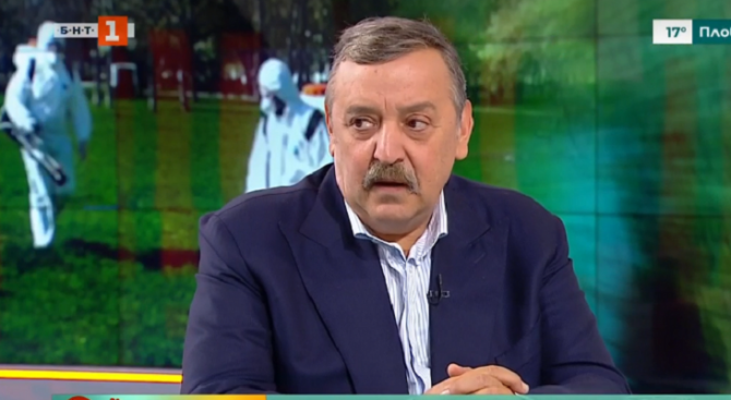 Проф. Кантарджиев: Комарите не хапят през две фланелки