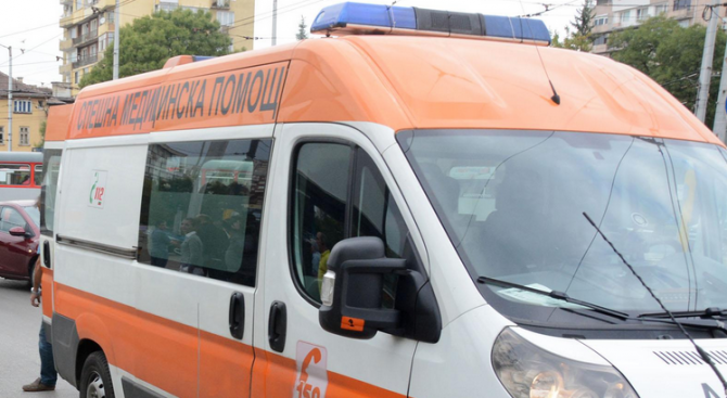 Паркиран автомобил потегли сам и блъсна жена в благоевградско село 