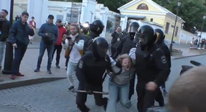  Видео, на което руски полицай удря протестираща, предизвика гневни реакции