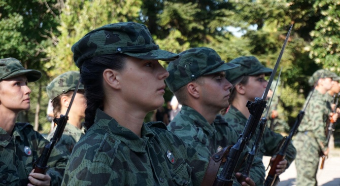 Военнослужещи участват в гасенето на горския пожар в Хасковско