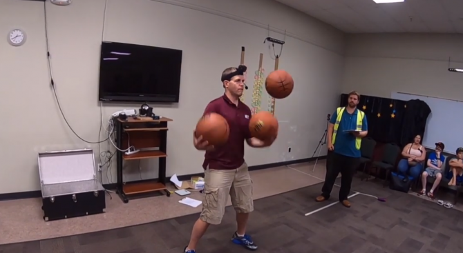 Американец постави Гинес рекорд за жонглиране с баскетболни топки 