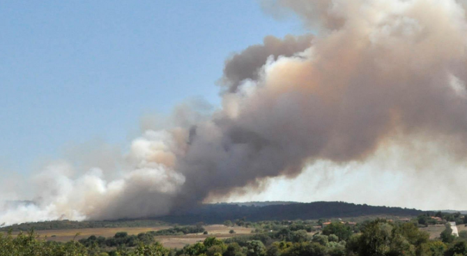 Ограничават временно движението по АМ "Струма" заради пожара край Дупница