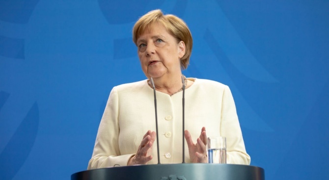 Меркел се надява в учебниците да пише за нея: Опита се!