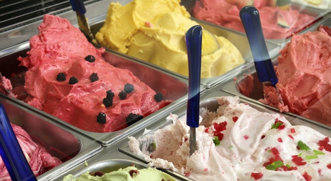 Непълнолетен и двама малолетни откраднаха десетки килограми сладолед 