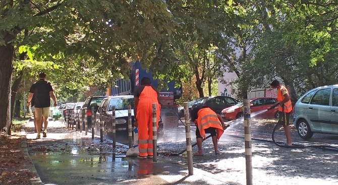 Мият улиците в квартал "Западен парк" в София