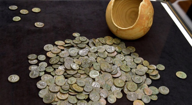 Полицаи намериха старинни монети в частен имот 
