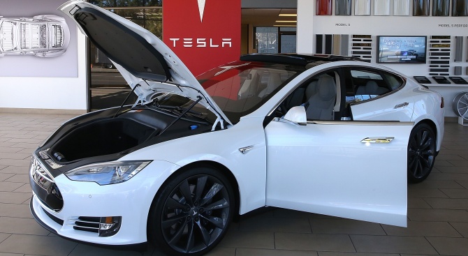 Мъже в бяло свиха кола Tesla за 30 секунди в Лондон