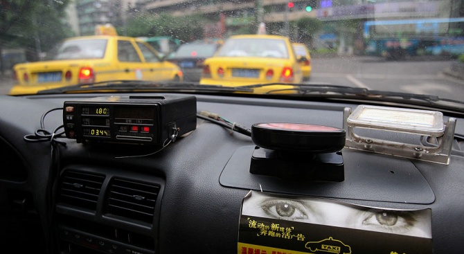 Мъж прегази приятелката си, а полицията го спипа с помощта на таксиметрова фирма
