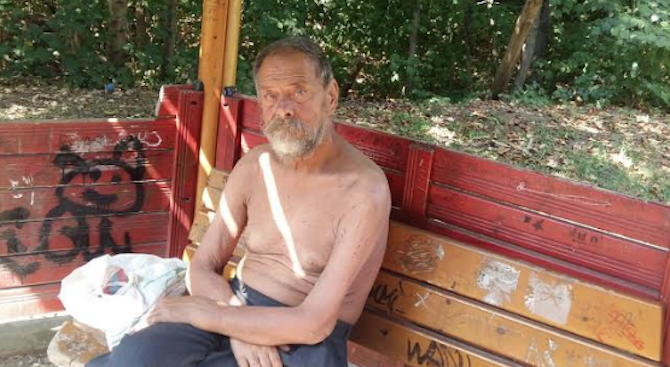 Бездомен пенсионер бедства трети ден без храна в Северния парк в София