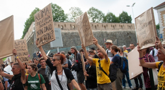 Шествие на противници на Г-7 в Байон с потрети на Макрон под лозунга "Климат и социална справедливост"