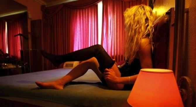 Разбиха мрежа за проституция с 10 момичета в еротик бар в Слънчев бряг