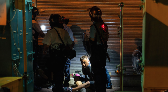 Още двама продемократични парламентаристи са арестувани в Хонконг