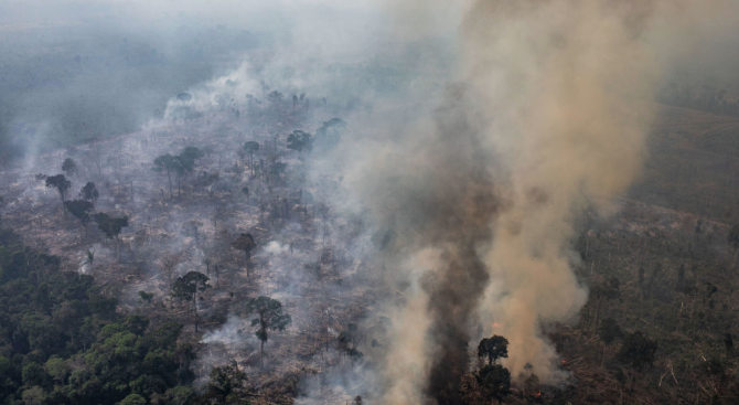 Бразилия и САЩ: Международната общност не бива да има думата по начина за справяне с пожарите в Амазония
