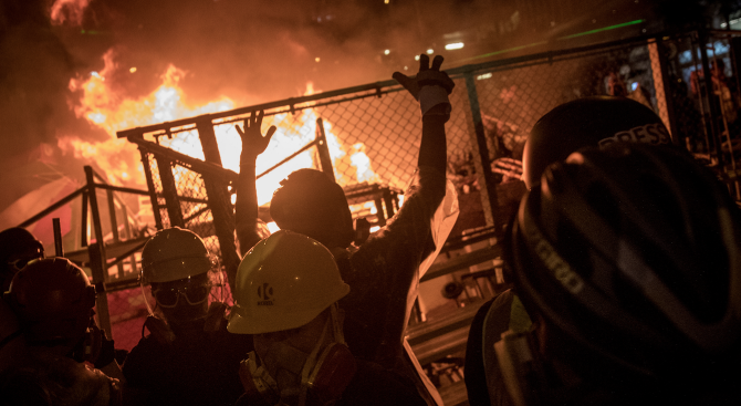 Протестиращи издигнаха горяща барикада на главна улица в Хонконг