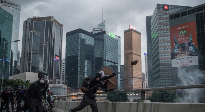 Запалената барикада в Хонконг е загасена