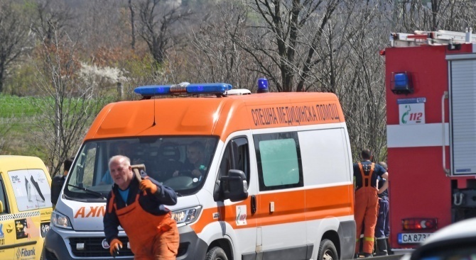 Автобус блъсна и уби на място мъж пресичащ АМ "Струма" 