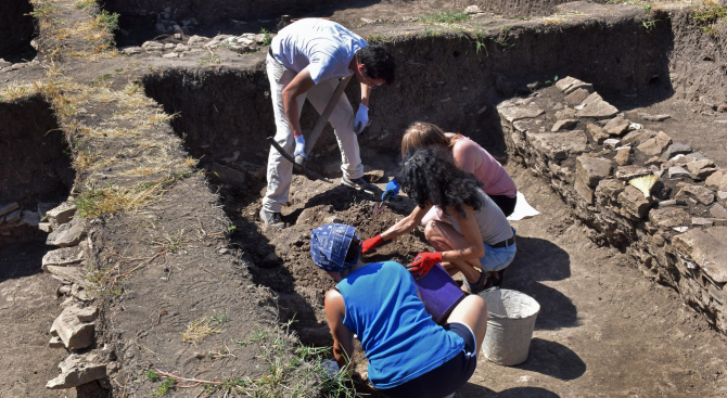 Археолози разкриха грънчарска работилница при разкопките в селището от каменно-медната епоха край Суворово