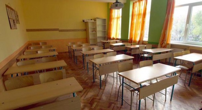 Без достатъчно учебници на български език в гимназията в Босилеград