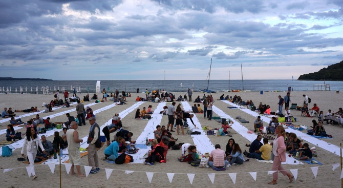 "Най-дългата вечеря на плажа" се проведе за пета поредна година