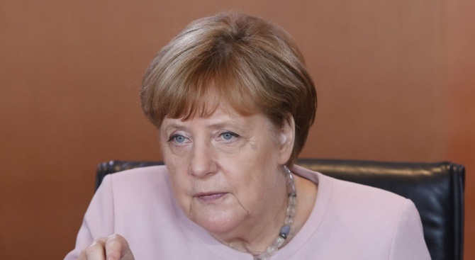Меркел нарече "знак за надежда" размяната на затворници между Русия и Украйна 
