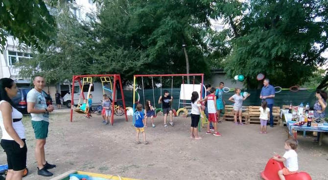 В Плевен откриха детска площадка, дело на граждани от квартала