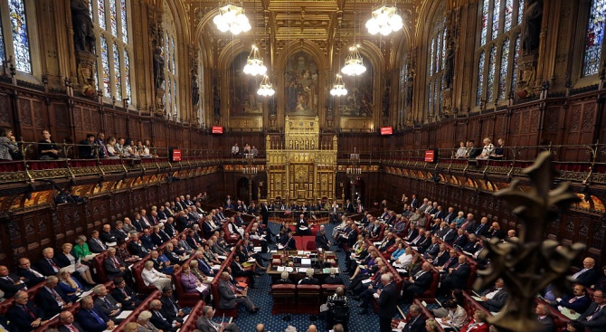 Два извънредни дебата в британския парламент преди вота за предсрочни избори тази вечер