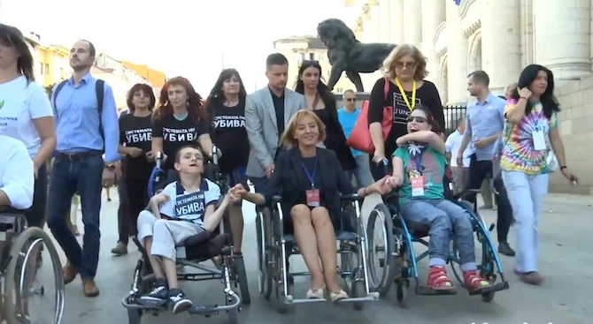 Манолова седна в инвалидна количка, за да изрази съпричастността си към хората с увреждания