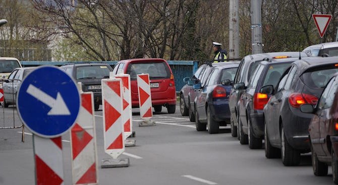 Временно е спряно движението по главен път София - Варна, в района на село Кавлак