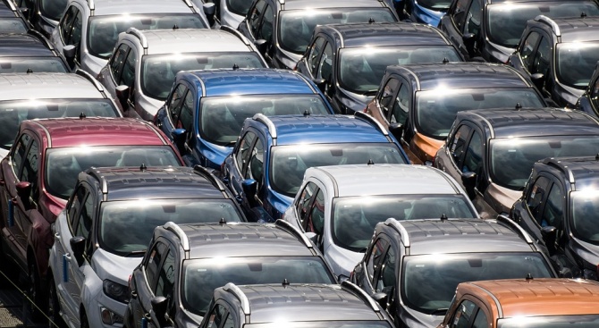 Спад на продажбите на автомобили в ЕС през август 
