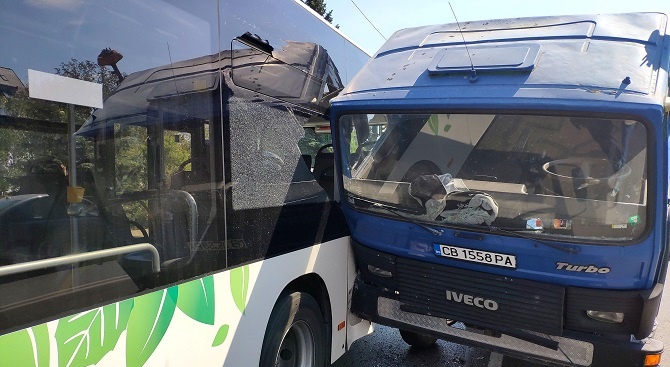 Камион удари спрял на спирка автобус в София 
