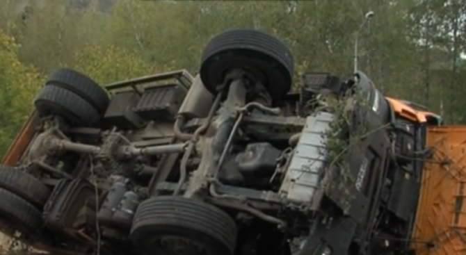 Боклукчийски камион се преобърна и запали във Враца