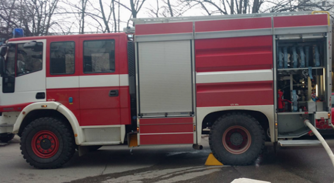 Товарен автомобил горя на главен път Е-83