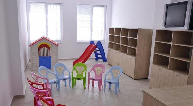 Шкаф отряза пръстите на дете в забавачка в София