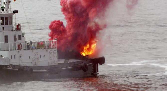  Ферибот се запали в Гърция. Евакуираха пътници