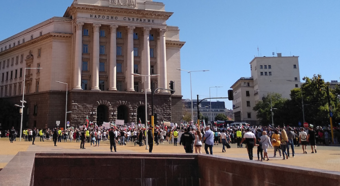 Протест на родители блокира центъра на София 