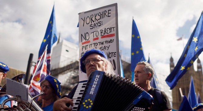 Хиляди британци протестираха срещу строгите мерки на икономии и правителствената политика за Брекзит