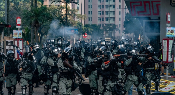 Над 180 души са задържани при безредиците в Хонконг