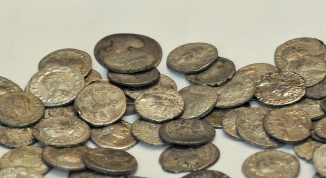 Полицията в Шумен откри старинни монети в частен дом 