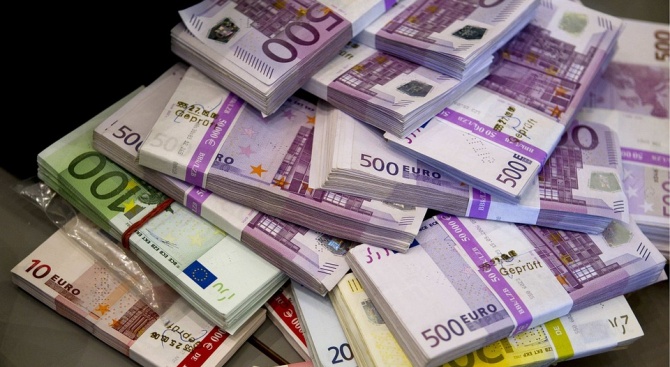  71-годишна жена от Русе хвърли 30 000 евро от терасата си, след коварна измама