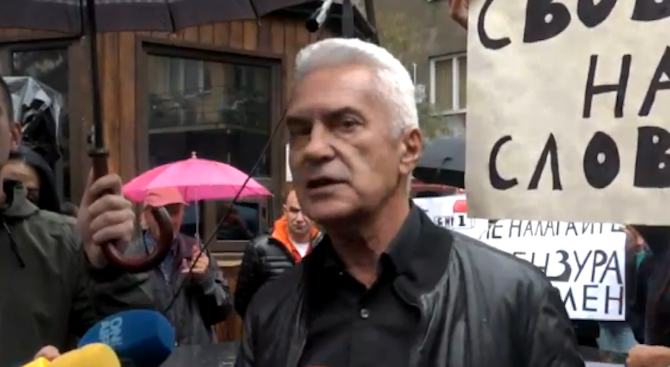 Волен Сидеров и "Атака" протестираха пред БНТ